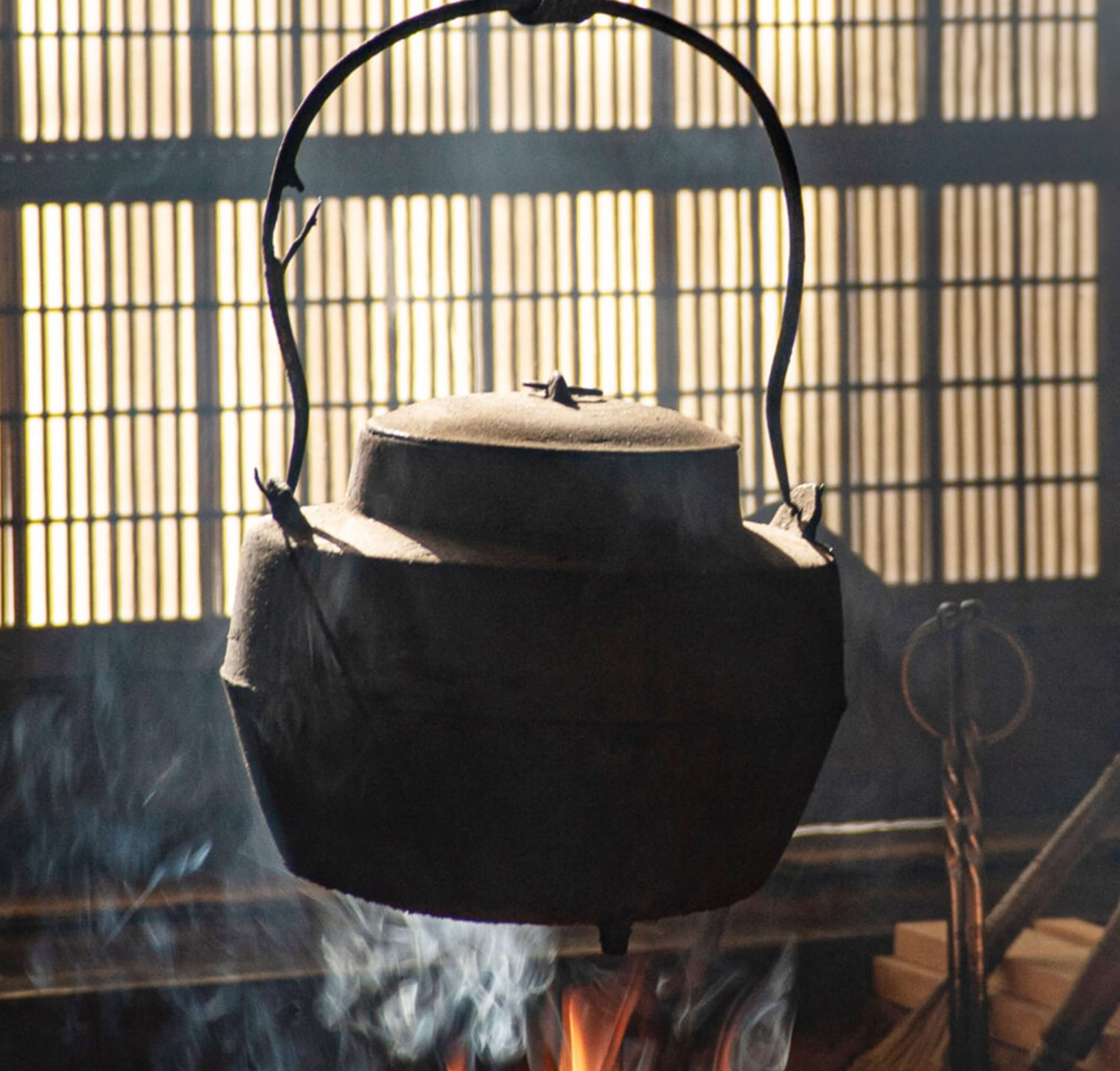 鉄鍋でお湯を沸かす！